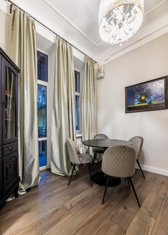 3 Room Apartments , Rohatyntsyv Street 利沃夫 外观 照片