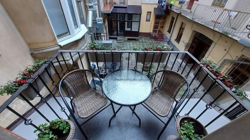 3 Room Apartments , Rohatyntsyv Street 利沃夫 外观 照片